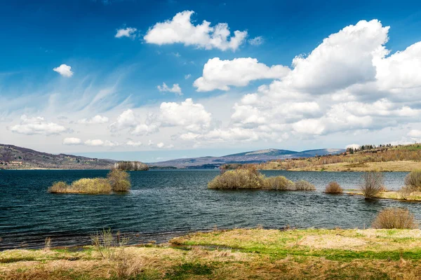 Mavi gökyüzünde güzel bulutlar olan Vlasina göl manzarası. Güneydoğu Sırbistan 'da güzel yarı yapay göl