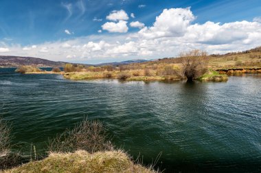 Mavi gökyüzünde güzel bulutlar olan Vlasina göl manzarası. Güneydoğu Sırbistan 'da güzel yarı yapay göl