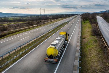 Otoyolda giden izotermal tank kamyonu. Petrol ve Gaz Taşımacılığı ve Lojistik. Metal krom sarnıç tankeri ve petrokimya ürünleri. Sıvı Kimyasal Yük