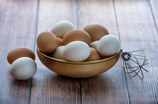 Cuenco Madera Con Huevos Pollo Marrones Blancos Sobre Mesa Madera — Foto de Stock
