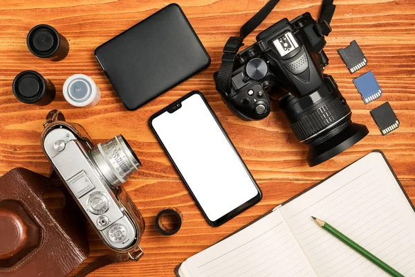 Journalistische Ausrüstung Notizbuch Telefon Kamera Objektiv Brieftasche Und Verschiedene Gegenstände — Stockfoto