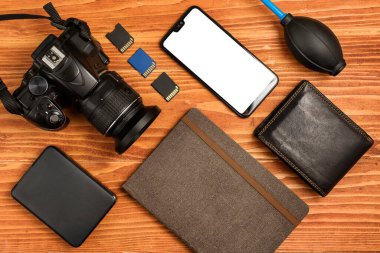Gazeteci ekipmanları - defter, telefon, kamera, lens, cüzdan ve farklı nesneler. Modern araştırma konsepti. Bağımsız birlikler. Maske ekran için kırpılıyor