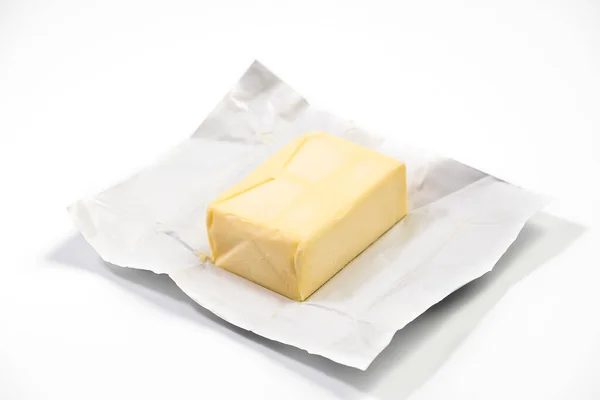 Tradycyjny Blok Masła Rozpakowany Wykorzystania Jako Składnik Pieczenia Izolowany Białym — Zdjęcie stockowe