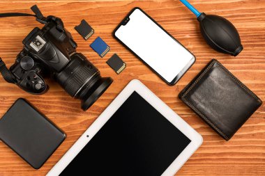 Gazetecilik ekipmanları - tablet, telefon, kamera, lens, cüzdan ve farklı nesneler. Modern araştırma konsepti. Bağımsız birlikler. Maske ekran için kırpılıyor