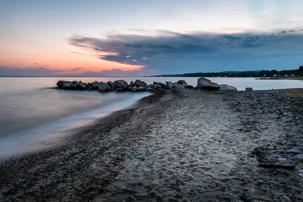 美丽落日下的热带海滩 自然海景背景 希腊爱琴海波涛汹涌的落日 — 图库照片