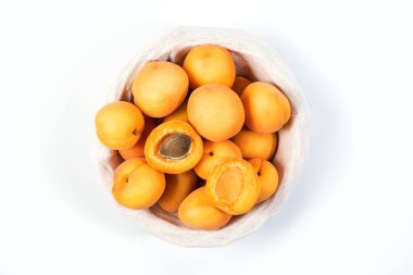 Masada olgun kayısılar var. Sepette portakallı kayısı meyvesi. Sulu kayısı, beslenme. Üst Görünüm