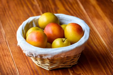 Mirabelle erik ağacından bir sepetin içinde