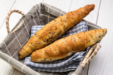 Karabuğday Rolls in Basket beyaz ahşap masa üzerinde. Glütensiz karabuğday ekmeği.