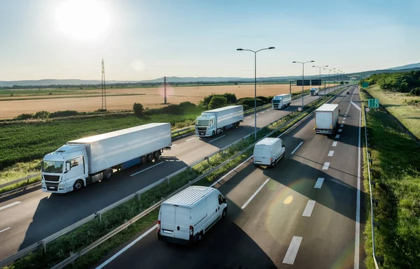 Convoglio Roulotte Camion Trasporto Che Passano Furgoni Camion Autostrada Una — Foto Stock