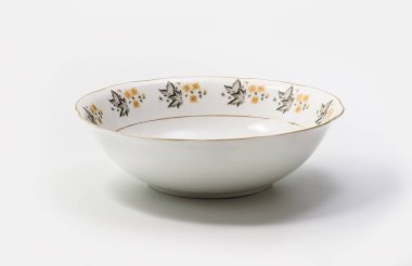 Lüks Porselen Porselen Masa takımı - Beyaz arka planda çorba kasesi, yan görünüm