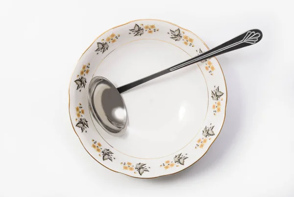 豪华古董便携式餐具 带有白底勺的汤碗 顶部视图 — 图库照片