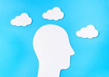 Rahatla ve meditasyon yap. Kağıt kesiği Bulutlu Baş Silueti