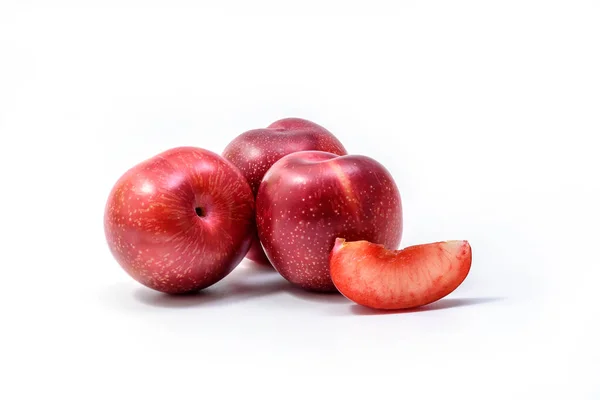 Ciruelas Rojas Orgánicas Crudas Sobre Fondo Blanco Frutas Frescas Brillantes — Foto de Stock