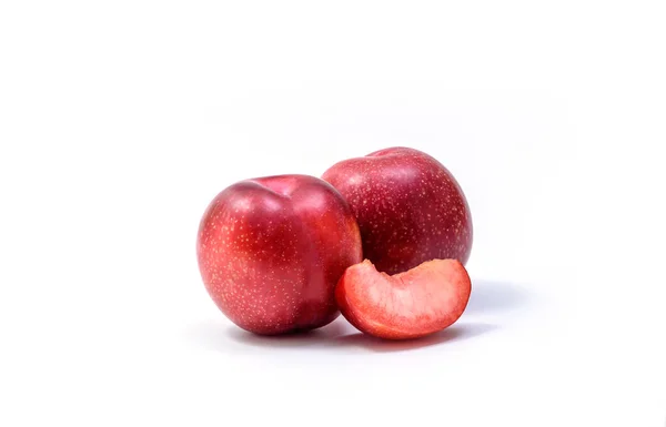 Prugne Rosse Biologiche Crude Fondo Bianco Frutta Fresca Lucida Azienda — Foto Stock