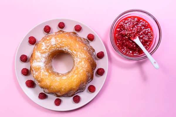 Házi Készítésű Kouglof Torta Cukormázas Öntettel Málnával Málnás Töltelékkel Gugelhupf — Stock Fotó