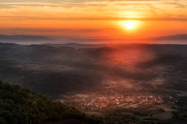 Zachód Słońca Nad Małą Wioską Pomiędzy Wzgórzami Górami Cienie Górskich — Zdjęcie stockowe