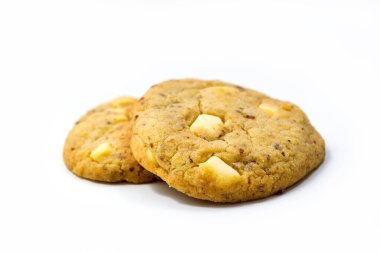 Beyaz arkaplanda izole edilmiş beyaz çikolatalı limonlu kurabiyeler.