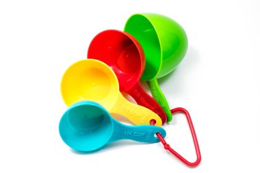 Farklı boyutlarda kepçeleri ya da kaşıkları birbirine bağlayan dört renkli malzeme. Clipping yolu ile beyaz arkaplanda izole