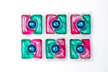 Beyaz izole çamaşır deterjanı ile jel kapsül