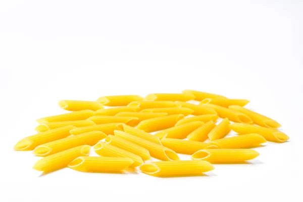 Syrové Tepelně Neupravené Italské Penne Rigate Těstoviny Izolované Bílém Pozadí — Stock fotografie