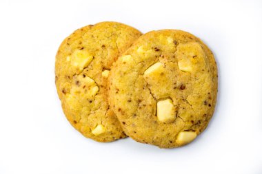 Beyaz arkaplanda izole edilmiş beyaz çikolatalı limonlu kurabiyeler, Top View