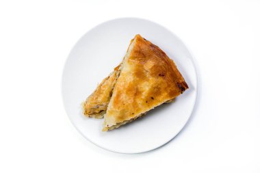 Tabakta servis edilen geleneksel etli Burek turtası. Geleneksel Balkan kahvaltısı. Kırpma yolu da dahil olmak üzere beyaz arkaplanda izole edildi. Üst Görünüm