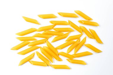 Çiğ İtalyan makarna beyaz arka planda izole