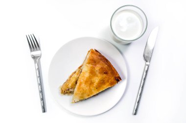 Yoğurt ve ustenil ile servis edilen Burek Geleneksel Etli Turta. Geleneksel Balkan kahvaltısı. Beyaz arka planda izole edilmiş. Üst Görünüm