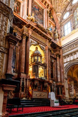 Cordoba, İspanya - 14 Kasım 2024: Cordoba Katolik Katedrali içindeki ana sunak, Büyük Cami veya Mezquita-Katedral, Cordoba, İspanya