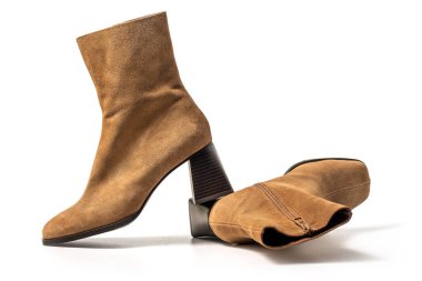 Kahverengi Süet Topuklu Ayakkabı. Sonbahar için bayan modaya uygun ayakkabılar, beyaz arka planda izole edilmiş. Kırpma yolu dahil