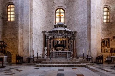Saint Nicolas Bazilikası 'nın İçi. Bari, Apulia veya Puglia, İtalya' da San Nicola de Bari Bazilikası olarak da bilinir..