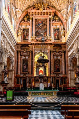 Cordoba, İspanya - 14 Kasım 2024: Cordoba Katolik Katedrali içindeki ana sunak, Büyük Cami veya Mezquita-Katedral, Cordoba, İspanya