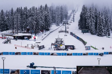 Kopaonik, Sırbistan - 18 Şubat 2025: Sırbistan 'ın Kopaonik kentinde kış turistik tatil beldelerinin merkezi. Kopaonik, Sırbistan. Güzel bir çam ormanı ve ülkede çok popüler bir kayak merkezi olan bir ulusal park.
