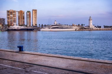 Malaga şehrinin marina koyunda güzel bir günbatımı gökyüzü. İnanılmaz renkli deniz manzarası..