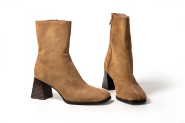 Kahverengi Süet Topuklu Ayakkabı. Sonbahar için bayan modaya uygun ayakkabılar, beyaz arka planda izole edilmiş. Kırpma yolu dahil