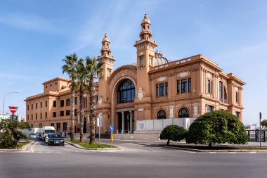Bari, İtalya - 7 Mart 2025: Bari şehir merkezindeki Teatro Margherita tiyatrosu, başkent Bari ve Adriyatik Denizi üzerindeki Apulia bölgesi