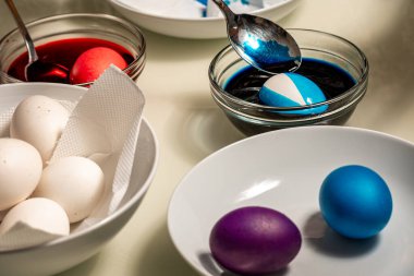 Paskalya yumurtalarını boyamak. Hazırlık ve ölmekte olan Paskalya yumurtaları