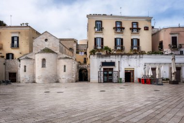 Bari 'deki tipik dar sokaklar Puglia, İtalya' da, güzel bir bahar gününde