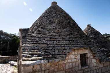 Trulli evleri ve caddeleri Alberobello 'da, İtalya' nın güneyinde küçük bir kasaba. 1996 'dan beri UNESCO dünya mirası sahasının bir parçası. Trullo evi konik çatılı geleneksel bir kuru taş barakadır.
