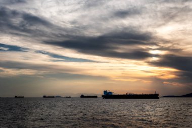 Gün batımında denizde ham petrol tankerleri. Petrol ve gaz endüstrisi. Tankerler, Grude Petrol taşımak için tasarlanmış ham petrol taşıyıcı gemi.