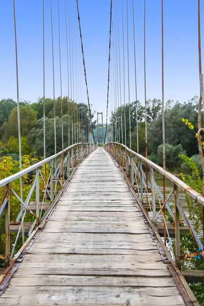 Vecchio ponte sospeso in legno — Foto Stock