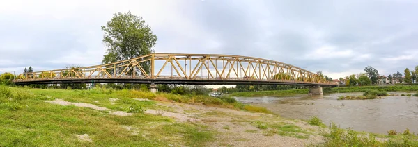 Oude stalen gele brug — Stockfoto