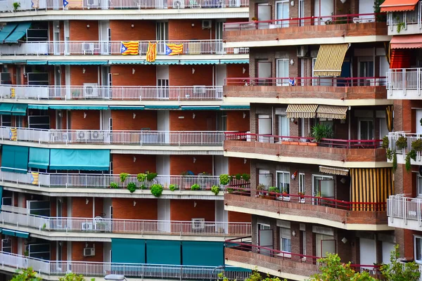 Edificio en Barcelona con banderas de Cataluña —  Fotos de Stock