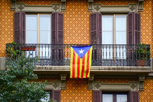 Edificio a Barcellona con bandiere della Catalogna — Foto Stock