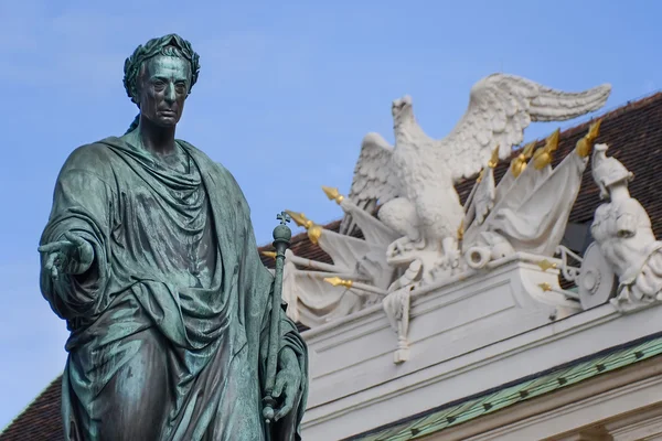 Estatua del emperador Francisco II - Palacio de Hofburg en Viena — Foto de Stock