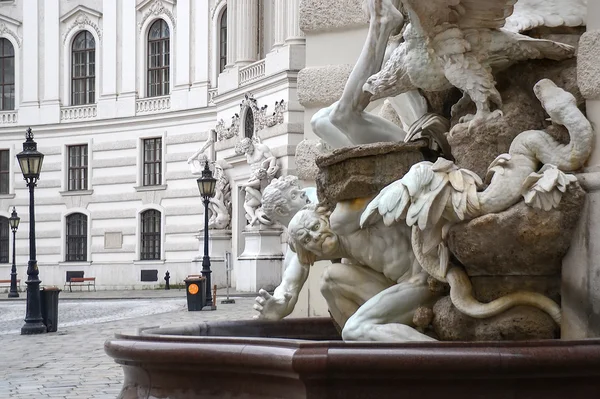 Macht op land fontein op michaelerplatz in Wenen — Stockfoto