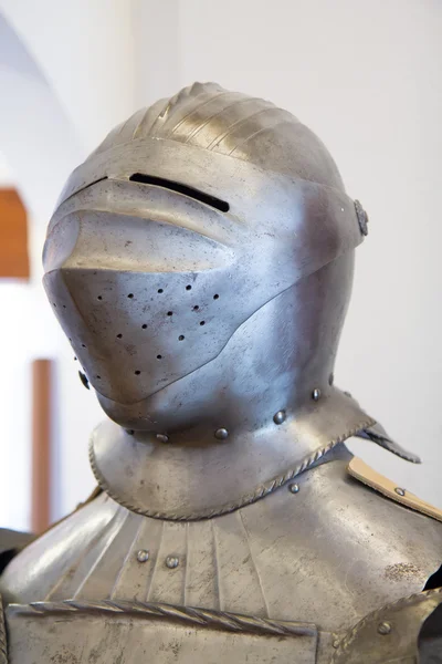 Шлем рыцарских доспехов — стоковое фото