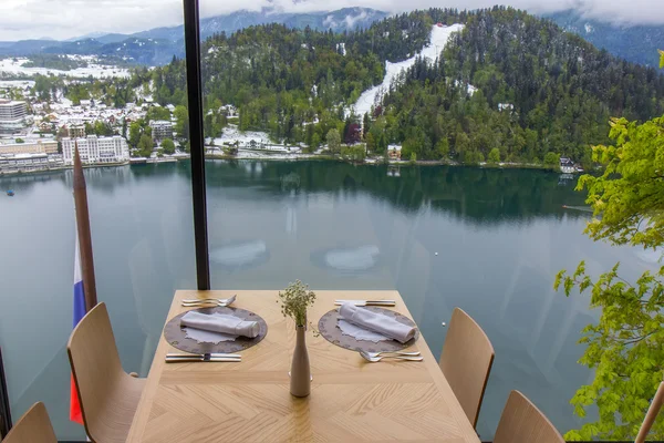 Ausgeblutet, Slowenien - Blick vom Restaurant auf den See — Stockfoto