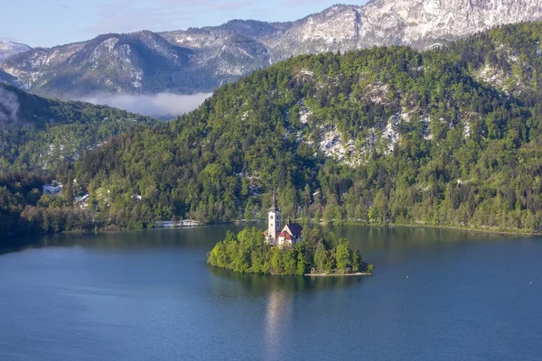 Slowenien - kleine Kirche auf der Insel — Stockfoto