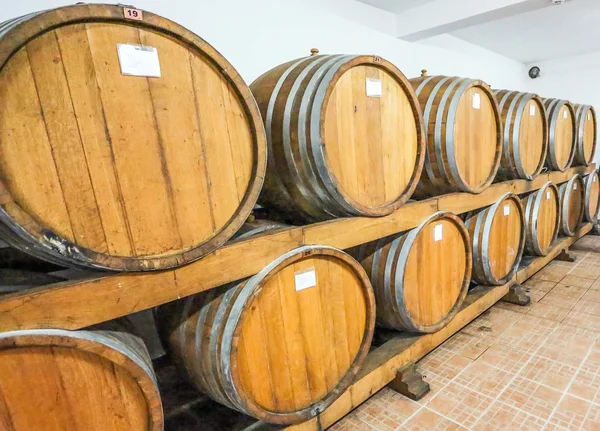 Barricas de vino en la bodega — Foto de Stock